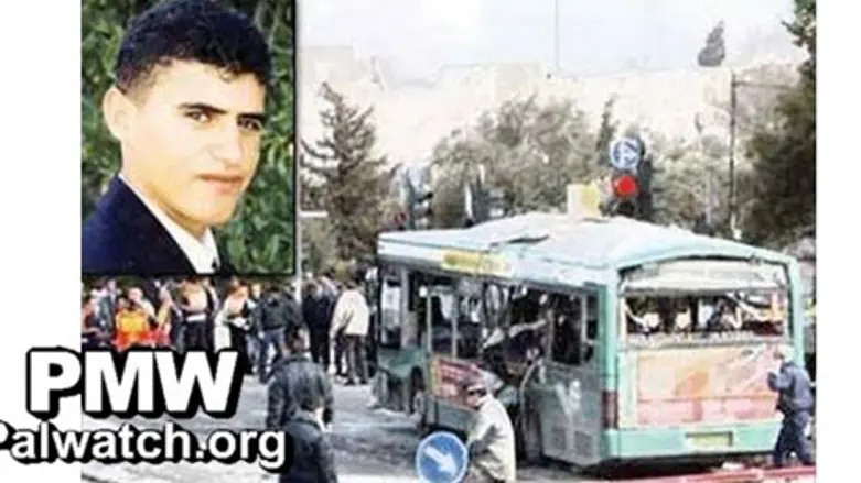 המחבל והאוטובוס. צילום מסך מתוך עמוד הפייסבוק