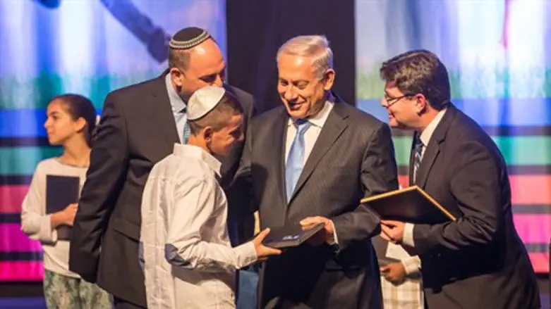 Netanyahu, Akunis present tablet