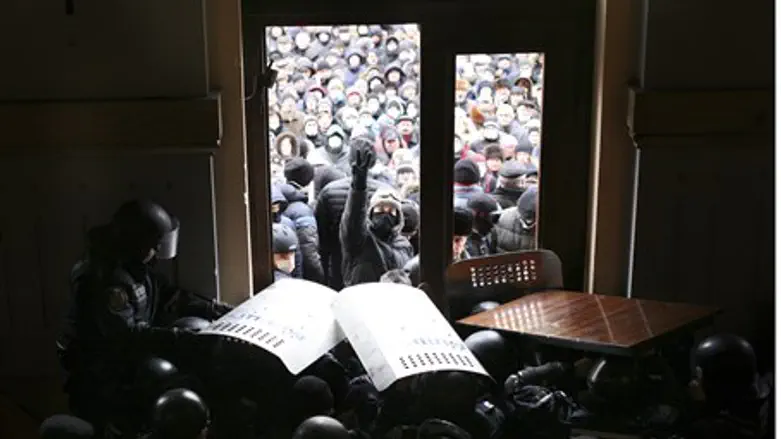 Anti-government protestors, police clash in U