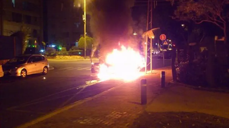 רגע הפיצוץ ברכב בפתח תקווה