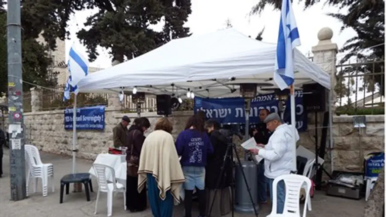 Акция протеста матерей. Иллюстрация