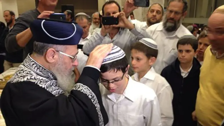 הרב יצחק יוסף עם התלמידים