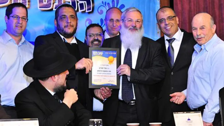 במקום הראשון: צבי סגרון