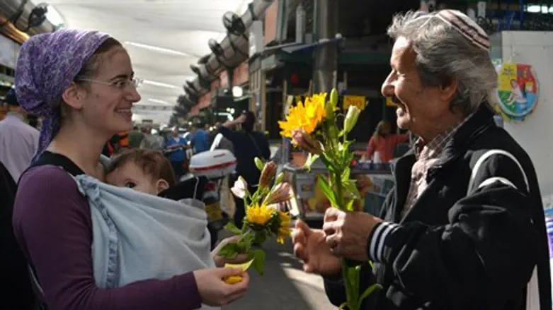 חלוקת פרחים בדרום תל אביב
