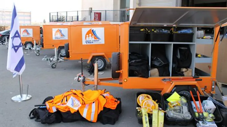 עגלת חירום עם ציוד רב