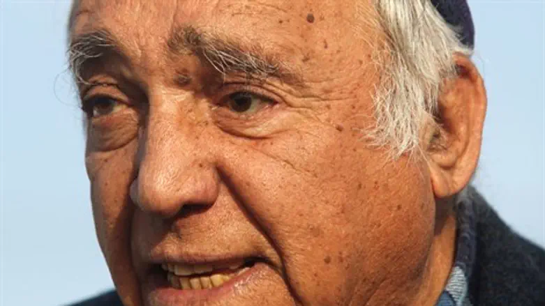 מזהיר בזעזוע. משה זר