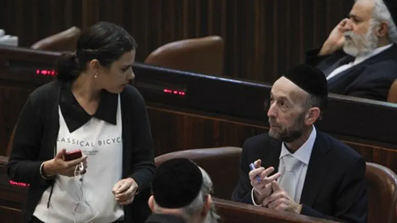 תמוה ולא רלוונטי. שקד