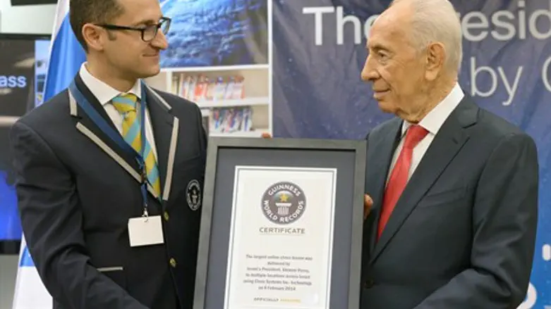 תעודת קביעת שיא הגינס מוענקת לנשיא