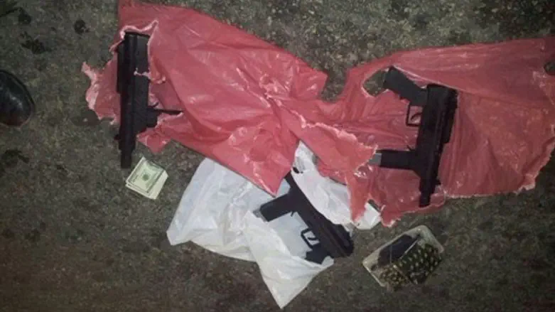 כלי הנשק והתחמושת שנתפסו ברכב