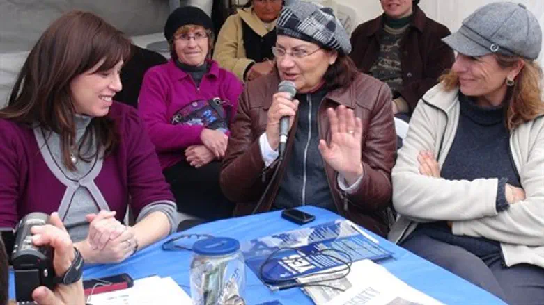 חוטובלי במאהל נשים בירוק