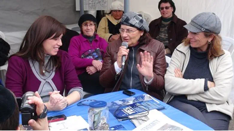 Ципи Хотовели в палатке протеста