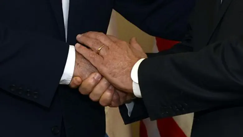 לוחצים ידיים. סוגרים עניינים