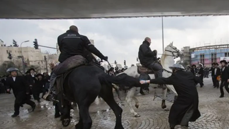 Hareidi protesters clash with mounted police