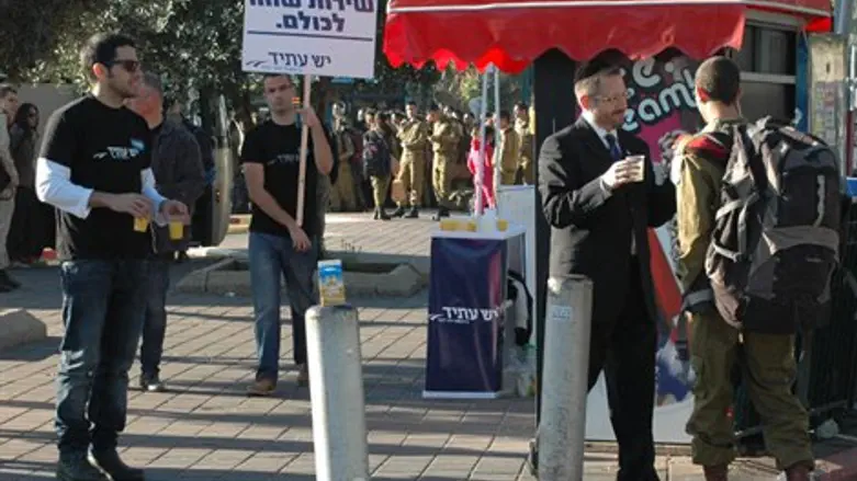 אנשי 'יש עתיד' בתחנת תל אביב-מרכז