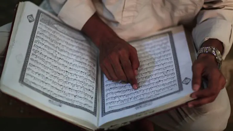 קורא בקוראן. אילוסטרציה