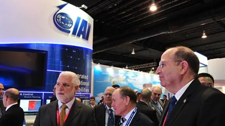 שר הביטחון בתערוכה