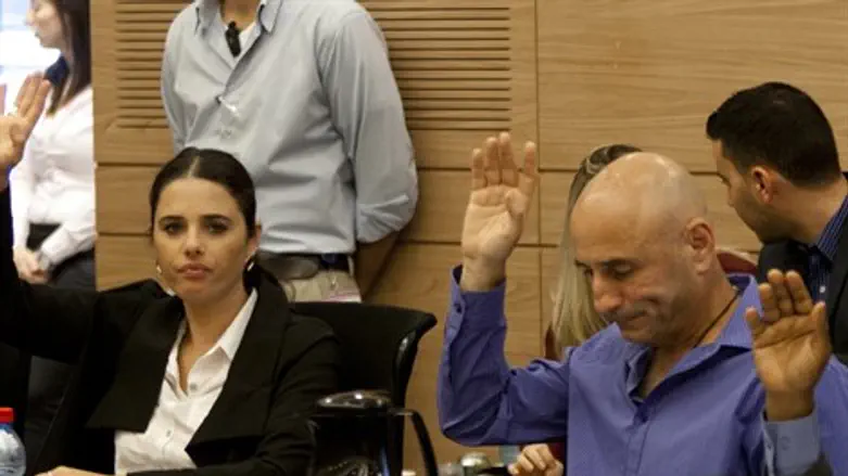 פרסומים מגמתיים. שקד ושלח מצביעים