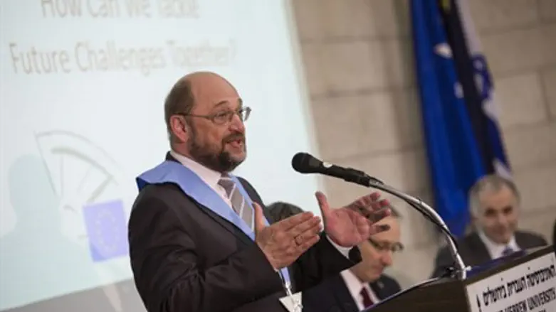 Schultz delivers a speech after being awarded