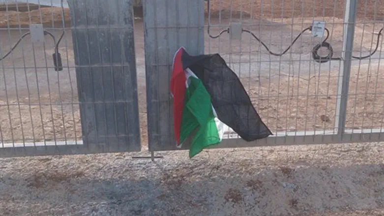 דגל אש''ף על גדר הישוב איתמר
