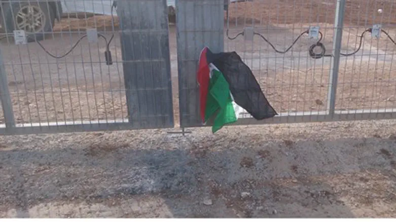 Палестинский флаг а заборе поселения Итамар
