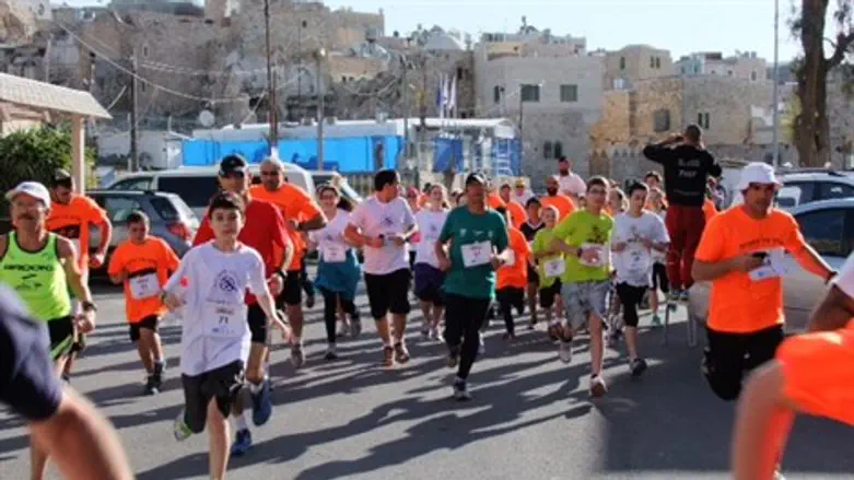 רצים ב"מירוץ עיר האבות"
