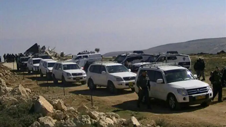 Конвой на пути к сносу дома Кайслера