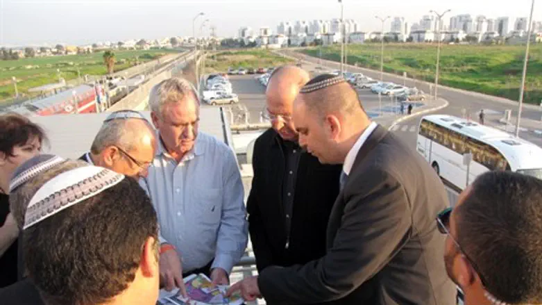 השר מסייר בשטח שהוקצה למעבר בסיסי צה"ל