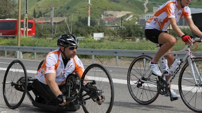 רוכבים במסע. זה לצד זה, יחד או לחוד.