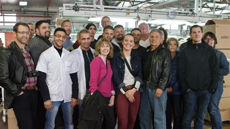 המנהיגים הנוצרים בביקור במפעל