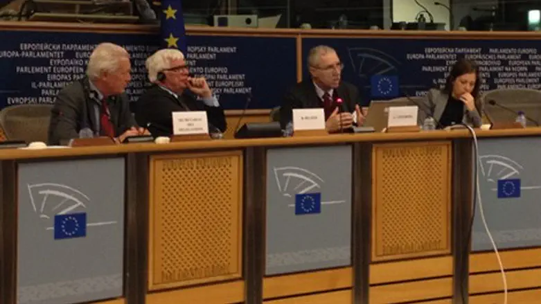 פרופ' שטיינברג מציג את נתוני הדו"ח