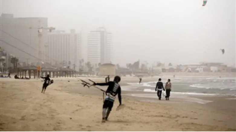 Fog over Tel Aviv (file)
