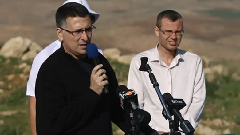 Гидеон Саар и Ярив Левин в Иорданской долине