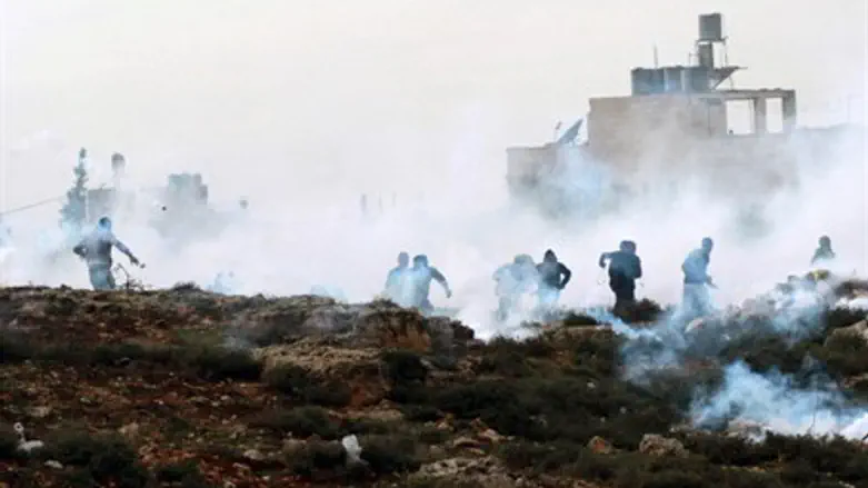 Palestinian Arabs gang up on IDF