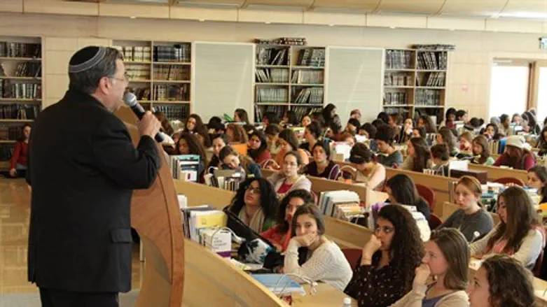 הרב ריסקין בבית המדרש