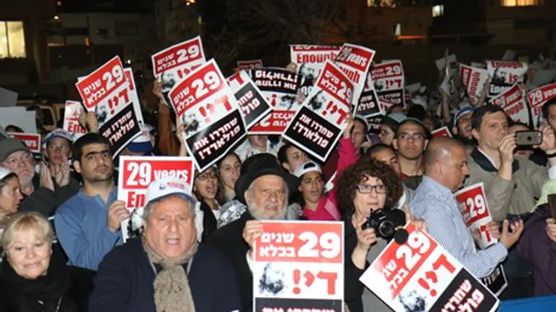 אלפים מפגינים לשחרו פולארד.