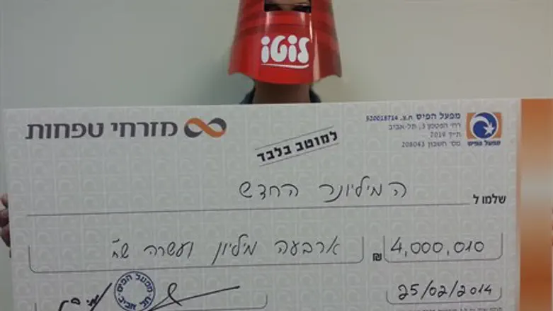 הזוכה המאושרת