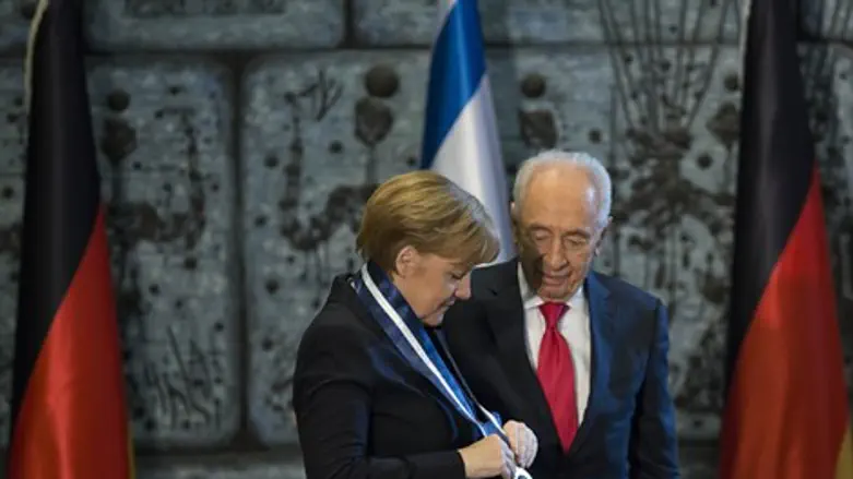 מרקל מקבלת את עיטור הנשיא