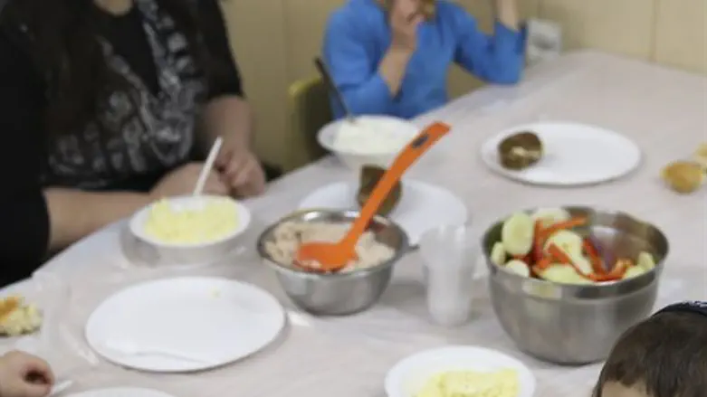 ילדים אוכלים. אילוסטרציה