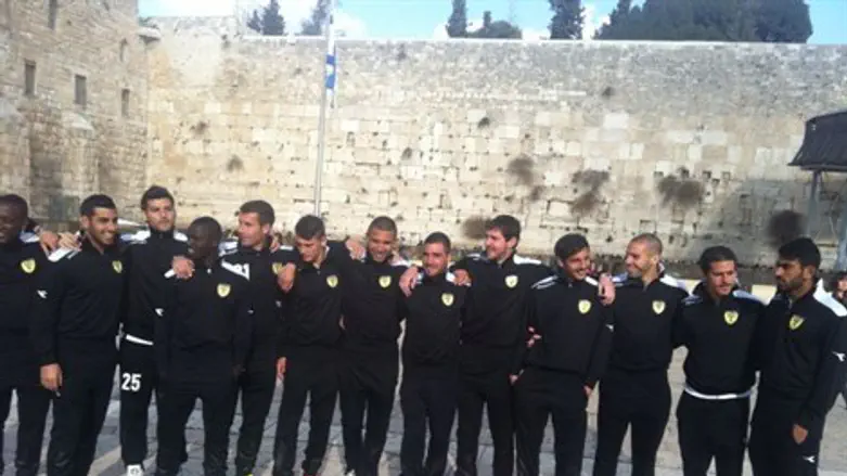 שחקני בית"ר בביקורם היום בכותל