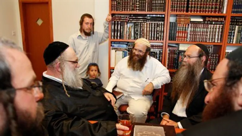 הרב דודקביץ' וגאב"ד מאקווא