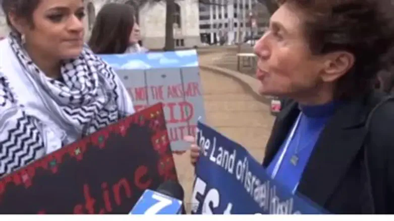 Pro- and anti-Israel activists at AIPAC conf.