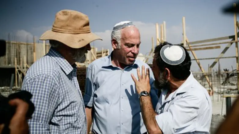 בונה. אורי אריאל וחברים