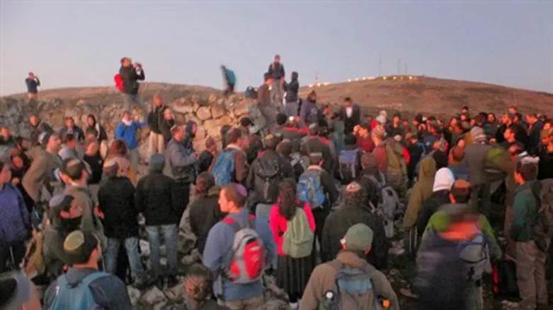 מטיילים במורדות הר עיבל