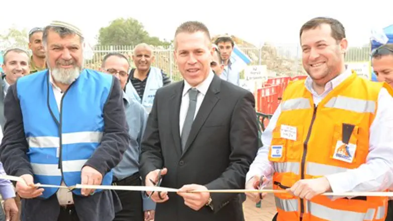 גוזרים סרט. השר ארדן בשומרון