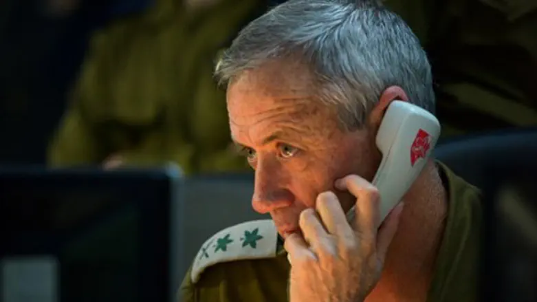 בני גנץ בפיקוח על המבצע לתפיסת קלוס C