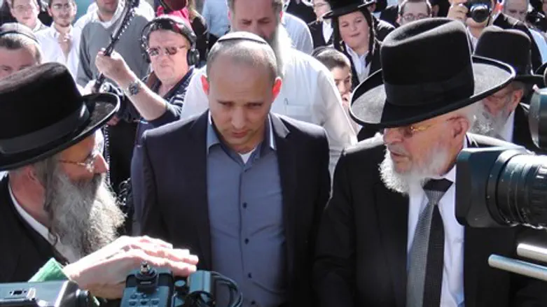 מלכוד. נפתלי בנט מבקר בישיבת מיר