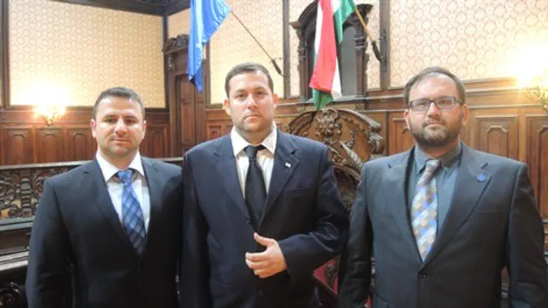 דגן בכניסה לאולם הדיונים