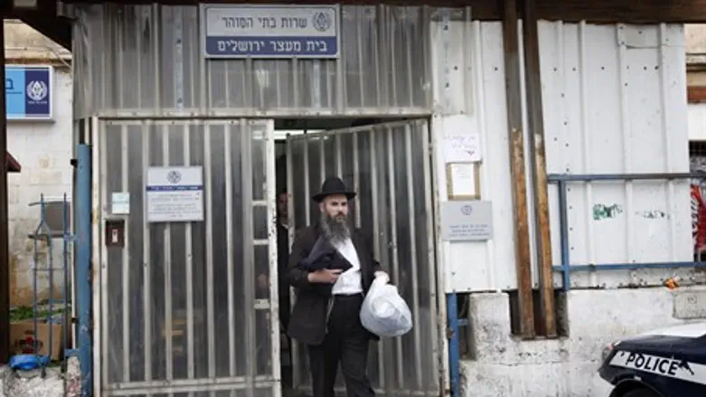 Shlomo Fuchs leaves jail