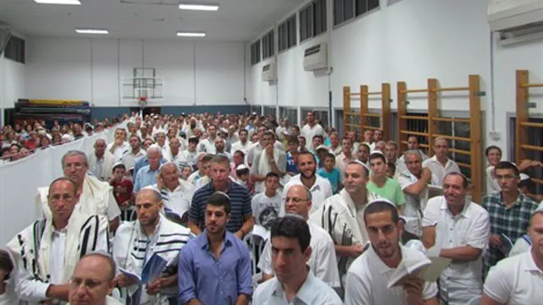 תפילת יו"כ (צולם במוצאי החג)