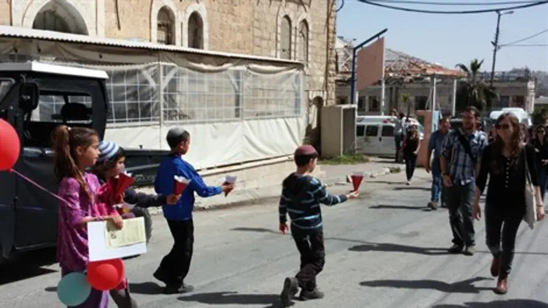 מחלקים משלוח מנות לפעילי השמאל